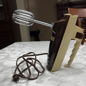 Vtg 1970’s collectable Sunbeam Mixmaster 5 speed hand mixer. (EUC). Mod.#3-76